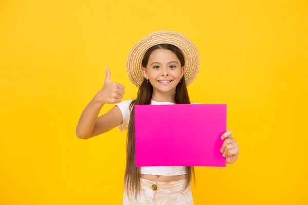 Invitations de fête de vacances d'été. camp d'été pour enfants et activités de fête. espace de copie pour l'annonce. petite fille à la mode chapeau de paille. tendances de la mode estivale. rabais supplémentaire sur la vente d'été — Photo