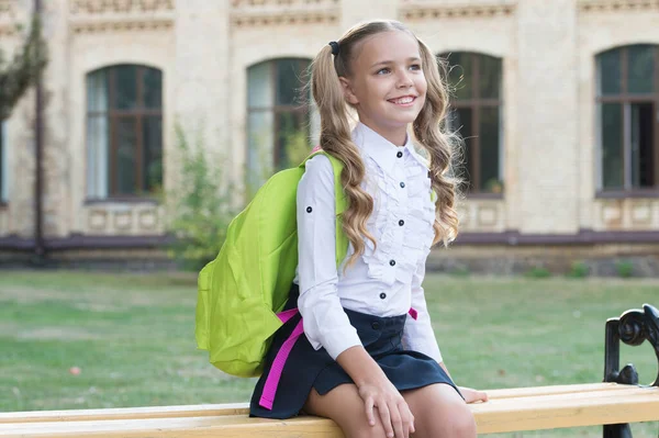 A tudás fény. Boldog gyermek szeptember 1-jén. A tudás napja. Egy kislány viszi az iskolatáskát. Oktatás és tanulás. Tudás és készségek. Magántanítás. Indítás. Vissza a tudásért — Stock Fotó
