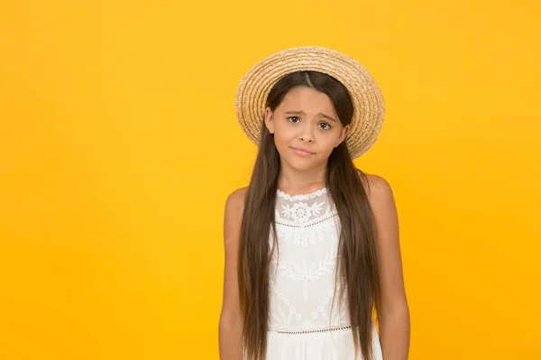 Vacanze annullate. Piccola bellezza col cappello di paglia. Campo estivo per bambini. Stile spiaggia per bambini. Armadio da viaggio. Il cappello Panama sarà utile questa estate. Vestito elegante per le vacanze. Adolescente ragazza moda estiva — Foto Stock