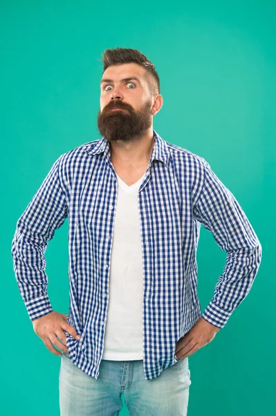 Abriu-lhe os olhos. Homem surpreso fundo azul. Homem barbudo em estilo casual. Homem caucasiano com bigode e barba. Homem brutal com barba longa e corte de cabelo elegante. Barbearia — Fotografia de Stock