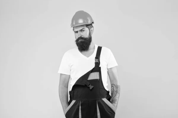 Βίαιος χτίστης. Μηχανικός με στολή. Άνθρωπος κατασκευαστής σκληρό καπέλο. Ανακαίνιση σπίτι ευκαιρία να ανανεώσει την επέκταση και την ανανέωση. Τεχνίτης κρατήσει το κεφάλι ασφαλές στο κράνος. Βελτίωση και ανακαίνιση κτιρίων — Φωτογραφία Αρχείου