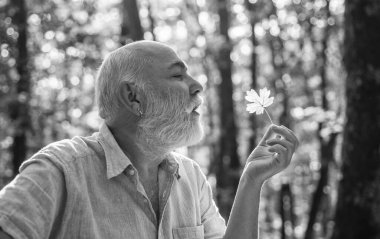 Sonbaharda sıcak havanın tadını çıkarıyorum. Sonbahar ya da sonbahar mevsimi. İdealist doğası. Yaşlı emekliler ağaç yaprağının rengini değiştiriyorlar. Mevsimsel değişim. Doğal orman. Mutlu adam sonbahar doğasının tadını çıkarır. Macera bekliyor.