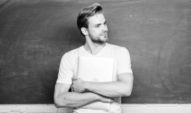 Çevrimiçi olmak. Üniversite öğretmeni bilgisayar teknolojisi kullanır. Öğrenim sınıfındaki öğrenci. Modern eğitim çevrimiçi. Okula dönüyorum. İşletme. Adam okumak için 4g internet kullanıyor