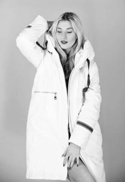 A lány fehér kabátot visel. Nem minden kabát ideális minden éghajlatra. Szép téli ruhák. A kabát extra szigeteléssel és kissé hosszabb illeszkedéssel rendelkezik, hogy megvédje a testét az éles téli időjárástól. — Stock Fotó