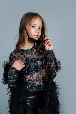 Moda aksesuarı. Güneş gözlüklü genç kız. Mutlu çocukluk. güzellik ve moda.