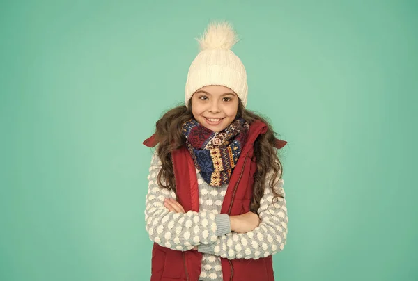 Me siento cómodo. sin hipotermia. chica alegre con capas de ropa. ropa de abrigo en temporada de invierno. pronóstico del tiempo frío. moda infantil y compras. Tiempo de Navidad. listo para vacaciones de año nuevo — Foto de Stock