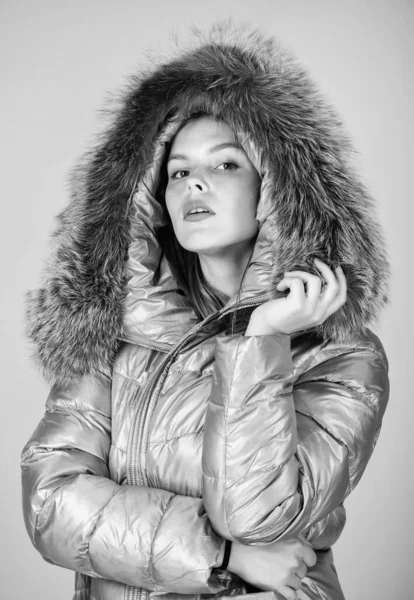 Жирне хутро. Розігрівання. Повсякденна зимова куртка трохи стильніша і має більш комфортні особливості, такі як більша обробка хутра капюшону на капюшоні. Модна дівчина зимовий одяг. Модний тренд. Модне пальто і капелюх — стокове фото