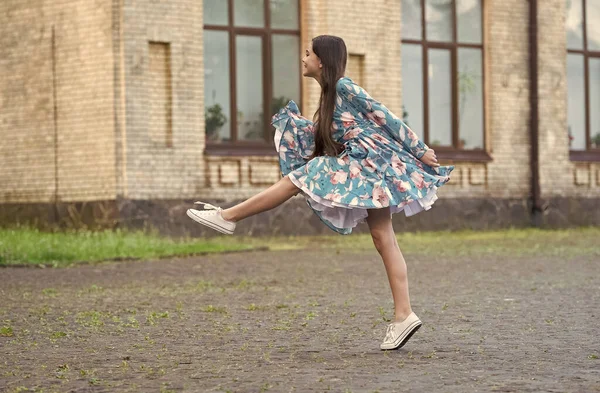 Energisk och avslappnad atmosfär. Ett energiskt barn marscherar utomhus. Energisk stämning. Sommarsemester. Fritid och fritid. Mode och stil. Skönhet utseende. Hårsalong. Glad och energisk — Stockfoto