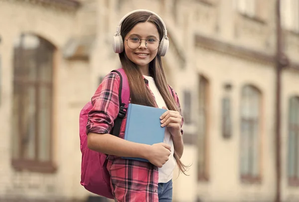 Naučte se jazyk při cestování. Šťastné dítě nosí sluchátka. Učím se cizí jazyk. Anglická škola. Zvuková lekce. Online kurzy. Soukromé učení. Neformální vzdělání. Jazykové znalosti — Stock fotografie