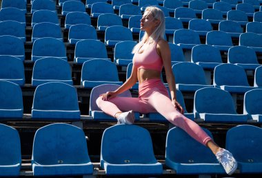 Mükemmel bir kadın. Eğitimden sonra bayan. Vücudunu formda tutmak için egzersiz yap. spor ve spor