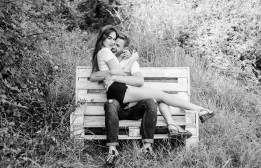 Onunla ilgili her şeyi seviyorum. Birbirine aşık çiftler. Mutluluk. Aile hafta sonu. Romantik randevu. Bir erkekle bir kadın. Sevgililer günün kutlu olsun. Ormanda yaz kampı. Çift dışarıda bankta rahatlar. Gizli yer