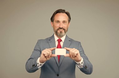 Akıllı olan kendine güveni olan bir adam bekleme kartı takar. Kartvizitini gösteriyor. Hukuk konusunda uzman. Olgun genel müdür. Erkek iş adamı. Lütfen benimle irtibata geçin. Banka kartı olan adam