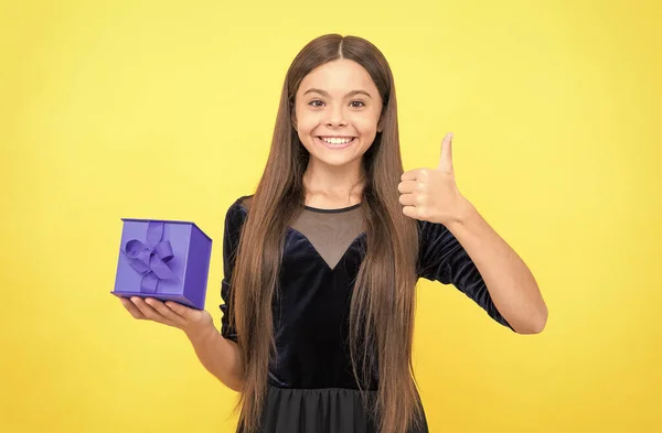 Feliz adolescente chica celebrar regalo caja para cumpleaños vacaciones mostrar pulgar hacia arriba, venta —  Fotos de Stock