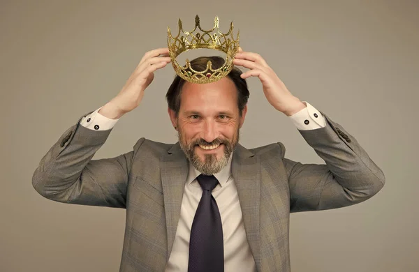 Premiato bellissimo uomo attore artista scienziato con corona, fama e concetto di status — Foto Stock