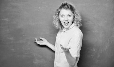 Basitleştirmede iyi bir öğretmen. Karatahtanın önündeki kadın öğretmen. Öğretmen zor konuyu açıkla. Hatırlanması gereken önemli bir bilgi. Öğrencilerin en iyi öğretmeni. Öğretmenlik daha eğlenceli olabilir.