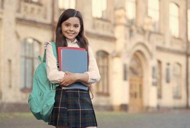 Bilgi kütüphanede ücretsizdir. Kütüphane okuyucusu dışarıda. Mutlu çocuk kütüphane kitaplarını tutuyor. Şirin kitap kurdu. Okul kütüphanesi. Bibliopol. Kitapçı. Bilgi ve bilgi. Okuyucu ol