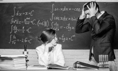 Çatışma durumu. Okul çatışması. Talep eden bir öğretim üyesi. İletişim kurmaktan mutsuz bir adam. Okul müdürü cezadan bahsediyor. Öğretmen ciddi sakallı adamın öğrenci kızla anlaşmazlığı var.