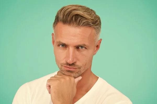 Cura personale. Un tipo serio e ben curato. bel maschio ha una pelle perfetta sul viso. nuovo taglio di capelli tintura. colorazione di capelli grigia a parrucchiere. mens bellezza e salute. ritratto di uomo maturo — Foto Stock