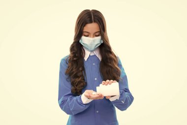 Koronavirüs tedavisi ve önleme. Eczanedeki çocuk. Doktor reçetesine uyun. Çocuk antibiyotik alıyor. Covid salgını sırasında sağlık sigortası. Vitaminler ve antipiretik. İlaç kavanozlu kız