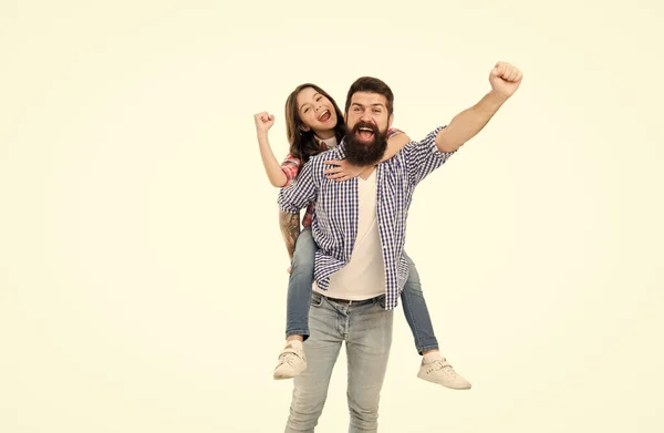 Speel om te winnen. Gelukkige winnaars in de fotostudio. Bebaarde man en klein kind maken winnaars gebaar. Emotionele familie schreeuwen en vieren. Overwinningsfeest. Winnaars geven nooit op — Stockfoto