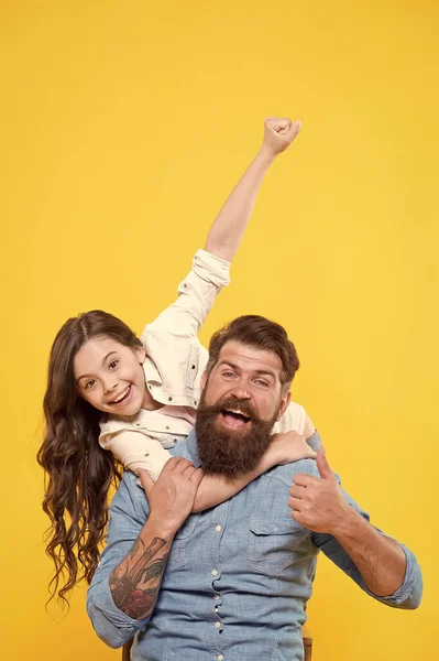 Aardige vader en schattig kind. Sterke vriendschap. Vader en dochter samen. Communicatie vaardigheden. Beste vrienden van kind en vader. Ouderschap en jeugd. Vaderdag concept. Familierelaties — Stockfoto