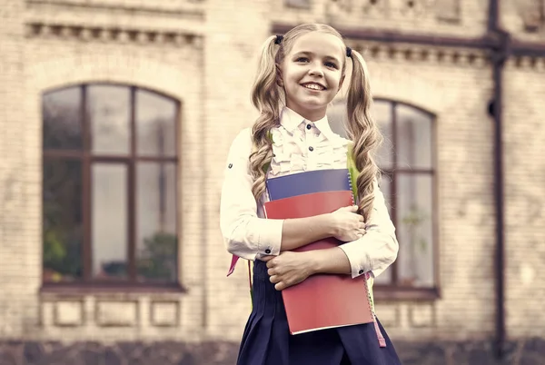 Educación desarrolla nación. Una niña pequeña sostiene el libro. literatura para niños. desarrollo de la infancia. trabajar con cuaderno. de vuelta a la escuela. Niño con bolso escolar. niño sonriente teniendo mochila. vamos a hacer la tarea — Foto de Stock