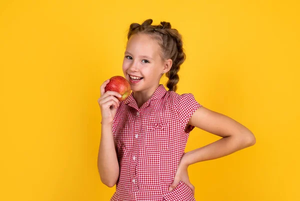 Gelukkig tiener meisje met rood appel fruit, dieet — Stockfoto