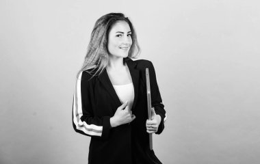 Düzenli bilgisayar kullanıcısı. Bilgi kaynağı. Blog konsepti. Dizüstü bilgisayarı olan kız. Dijital teknoloji. İnternette sörf yapmak. Bilgisayar dükkanı. Kendi blogunu oluştur. Kişisel blog. Sosyal ağlar ve günlük