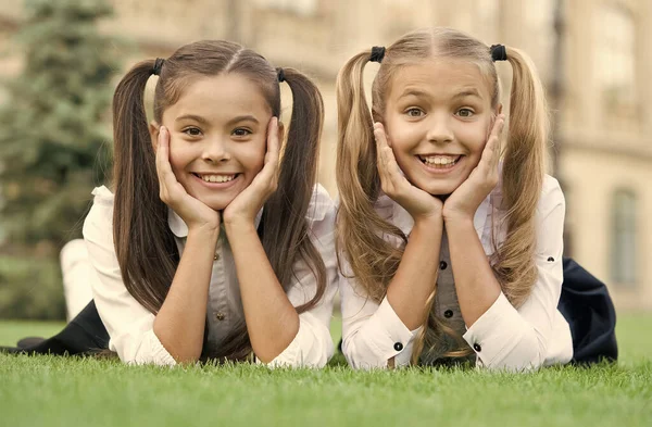 웃고 학교로 돌아가. 행복 한 어린이들은 푸른 잔디 위에서 미소짓는다. 구강 위생. 치아 건강. 소아외과에요. 구강 의학. 귀여운 미소만있으면 됩니다. — 스톡 사진