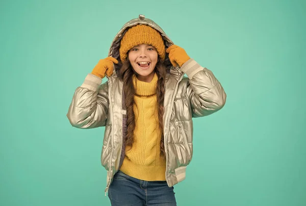 Felicità infantile. ragazza pronta per l'inverno. stile di abbigliamento imbottito. Prenditi cura di te quando fa freddo. bambino felice in caldi vestiti invernali. moda bambino stagionale. accogliente e confortevole. Prima di celebrazione — Foto Stock