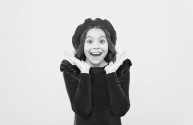 Klasik Fransız bereli mutlu sürpriz kız olumlu duygularını dile getiriyor, sürpriz!