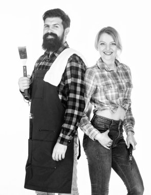 Birbirine aşık bir çift barbeküye hazırlanıyor. Erkek sakallı adam ve kız ızgara beyaz arka plan için hazır. Piknik ve barbekü. Amerikan yemek geleneği. Arka bahçe barbekü partisi. Birlikte yemek pişirmek.