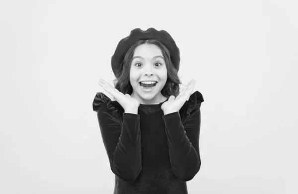 Ευτυχής έκπληξη κορίτσι σε vintage γαλλικό μπερέ εκφράζουν θετικά συναισθήματα, έκπληξη — Φωτογραφία Αρχείου