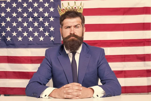 Cuatro de julio Día de la Independencia de Estados Unidos. Estatua de la Libertad. barbudo representante del parlamento. Espíritu patriótico. macho egoísta en traje llevar corona. victoria y libertad —  Fotos de Stock