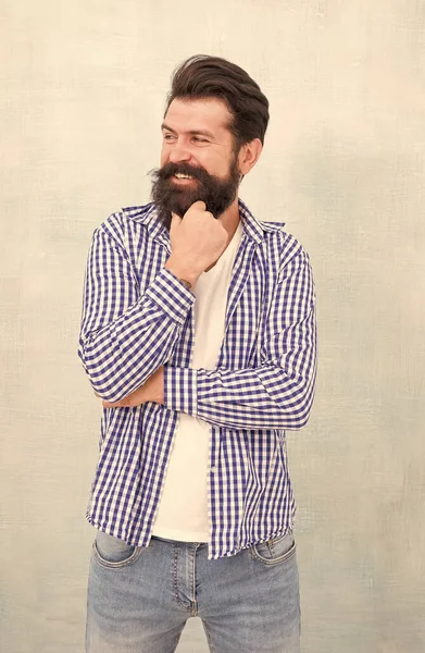 Homem feliz com sorriso barbudo no rosto raspado e cabelo elegante em estilo casual moda, salão de beleza — Fotografia de Stock