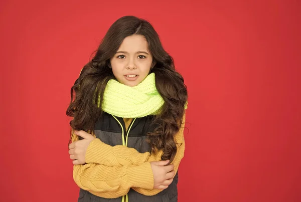 단정 치 못한 따뜻 한 옷을 입고 아늑 한 스카프를 하고 편안 한 옷을 입고 있는 세련 된 어린 소녀 — 스톡 사진