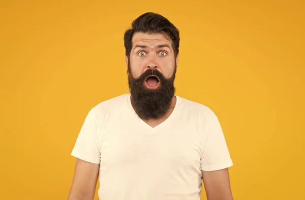 Expresión de la cara sorprendida hombre barbudo fondo amarillo, concepto de noticias impactante — Foto de Stock