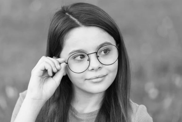 Dziewczynka nosić vintage rim okulary zielone tło trawnik, modne akcesoria koncepcja — Zdjęcie stockowe