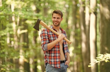 Yapılan iş için tatmin oldum. Kesici ağacı kesecek. Elinde balta tutan oduncu. Gezinti, yürüyüş ve seyahat. Ağaç kesiciyle balta. Vahşi doğa kavramında hayatta kalmak. Ormanda baltalı bir adam