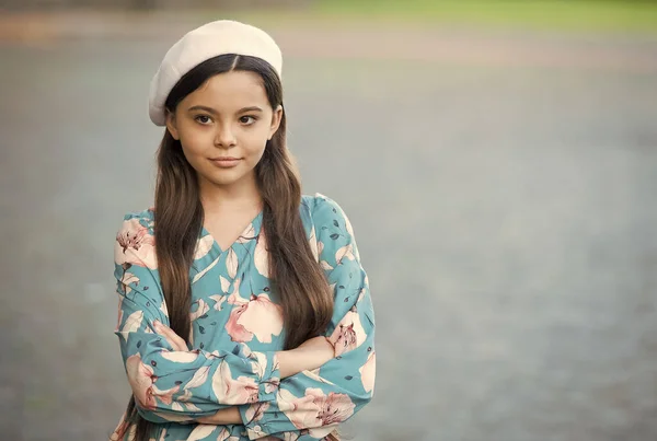 Sofisticado fashionista menina usar chapéu de boina e vestido extravagante, conceito de maneiras refinadas — Fotografia de Stock