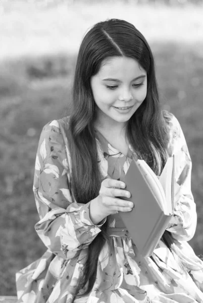 Bambino ragazza rilassante all'aperto con libro, nuovo concetto di capitolo — Foto Stock