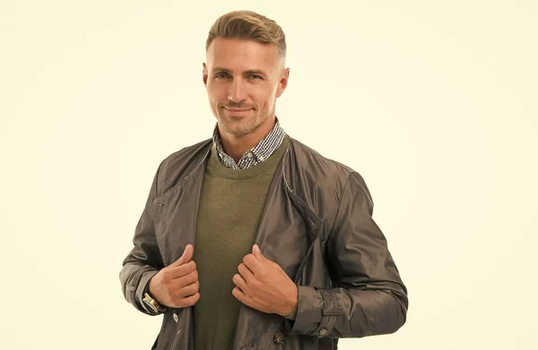 Confianza y carisma. Un tipo apuesto aislado en blanco. estilo de moda de otoño masculino. mens belleza. hombre guapo maduro con peinado en abrigo. hombre de negocios confiado que usa casual. sonrisa agradable — Foto de Stock