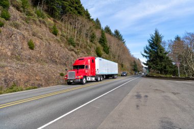 Oregon, ABD - 04 Nisan 2021: Karayolu üzerinde yolculuk yapmak için büyük bir yük kamyonu