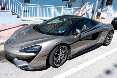 Los Angeles, Kaliforniya ABD - 13 Nisan 2021: McLaren Otomotiv Limited 570 'ler yan görünümü.