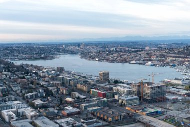 Seattle, Washington D.C. ABD - 3 Nisan 2021: Seattle gökdeleni ve gece manzaralı binalar.
