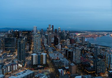 Seattle, Washington D.C. ABD - 3 Nisan 2021: Seattle Skyline ile binalar