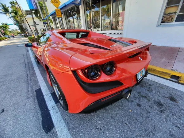 Los Angeles, California USA - 24. března 2021: červené Ferrari F8 Tributo luxusní sportovní auto pohled zezadu — Stock fotografie