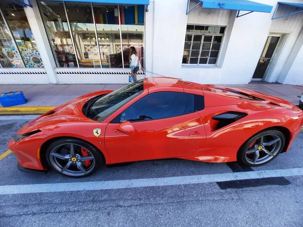 Los Angeles, Californie États-Unis - 24 mars 2021 : Ferrari F8 Tributo rouge vue de dessus de la voiture de sport de luxe. — Photo