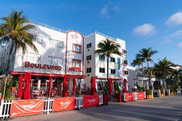 Miami, États-Unis - 15 avril 2021 : South Beach sidewalk cafe at Boulevard and Starlite hotels in Florida — Photo