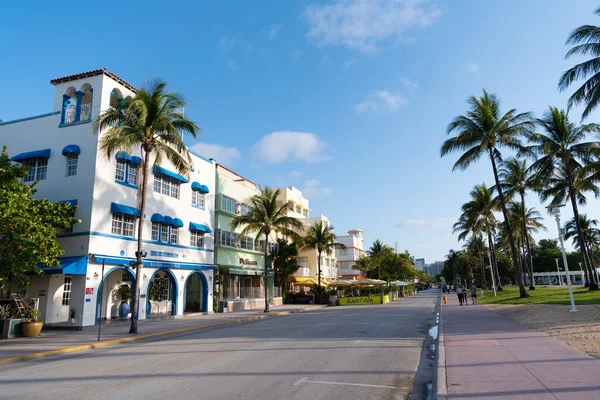 Miami, USA - 15. April 2021: Art-Deco-Hotels und Palmen entlang der Ocean Drive Straße in Florida — Stockfoto